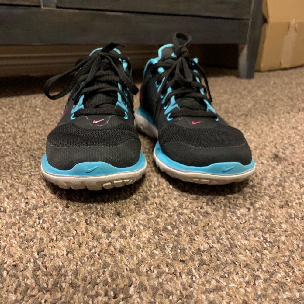 Nike Shoes - Picture 4 of 6